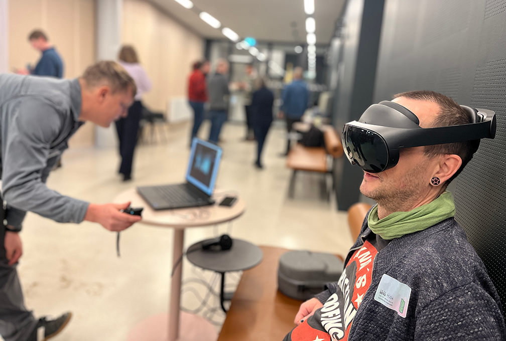 Bild från Huminfras första konferens. En person testar virtual reality-glasögon.