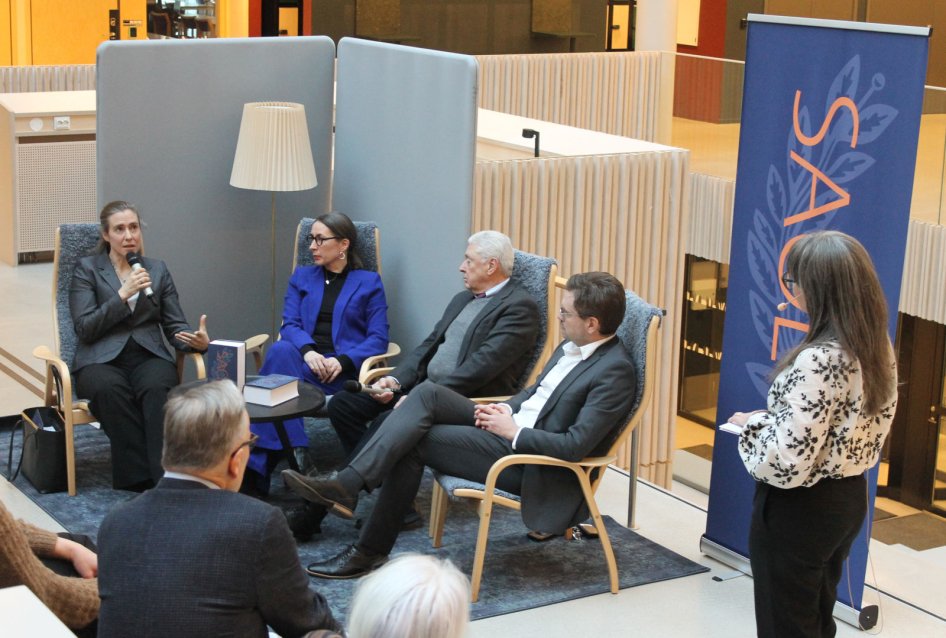 Panelsamtal mellan fyra personer.